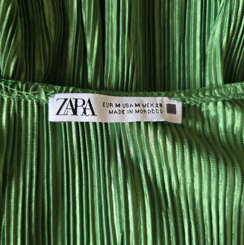 Zara Green Pleated Short Sleeve Blouse - Picture 15 of 16